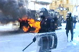 Furgoneta de carabinieri ardiendo el mismo día que el asesinato de Carlo
